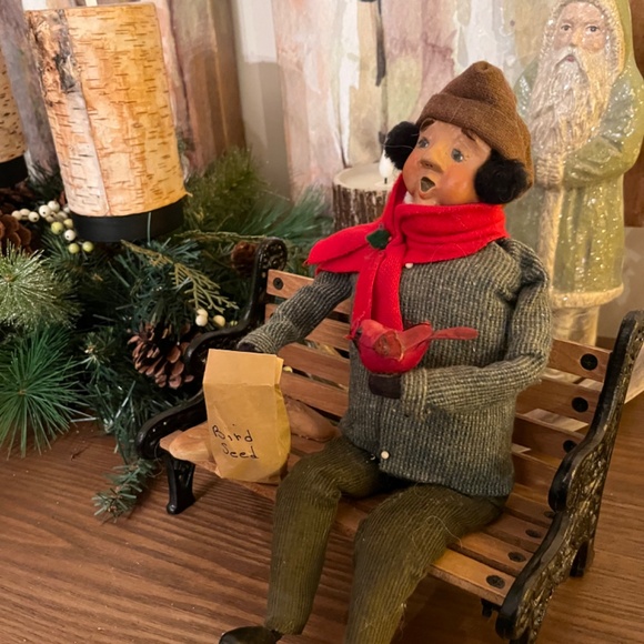 Byers Choice Cries of London Series Man on Bench Feeding the Birds - Picture 7 of 12